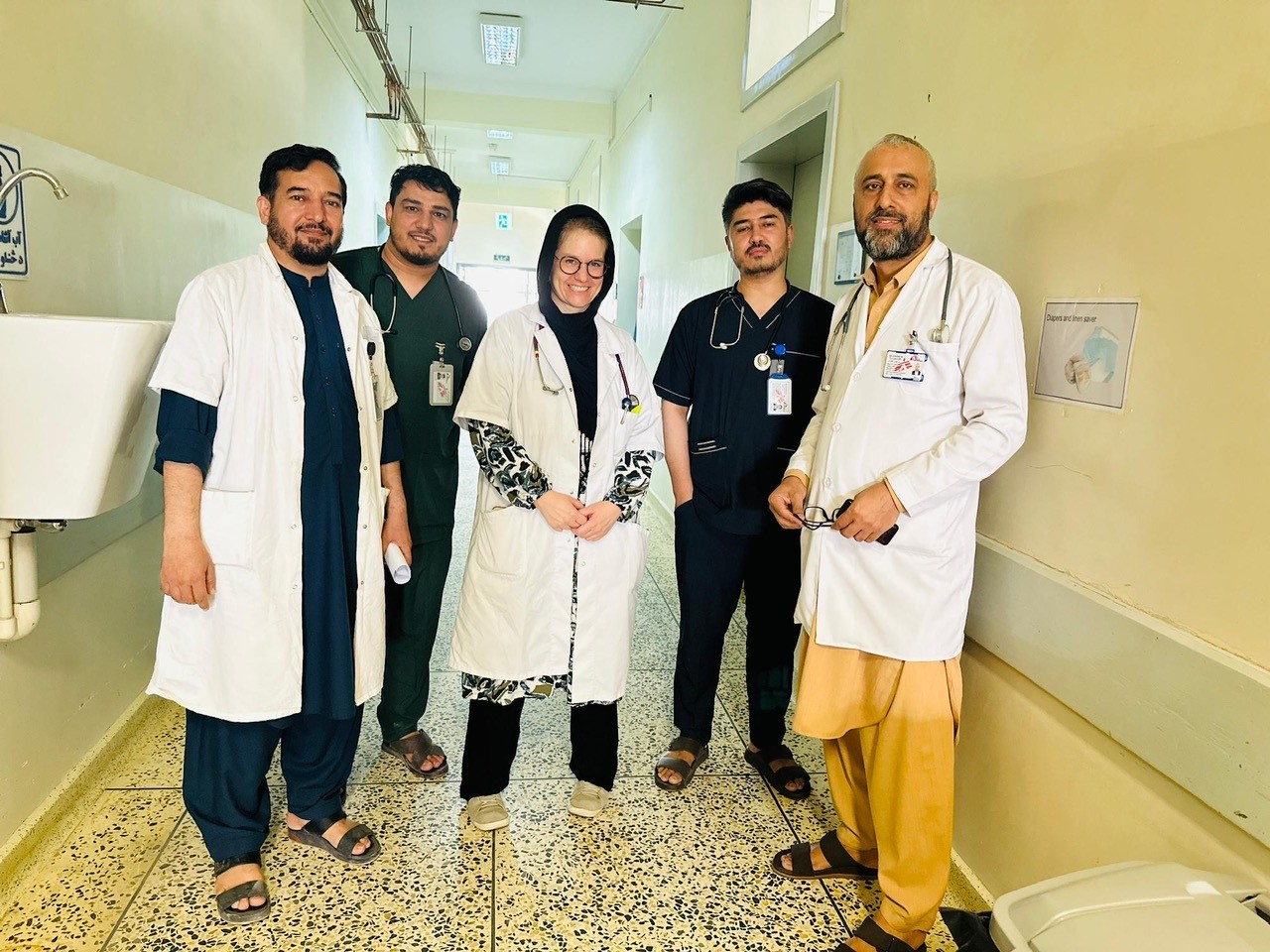 Solveig Köbe zwischen weiteren Mitarbeitenden im Projekt