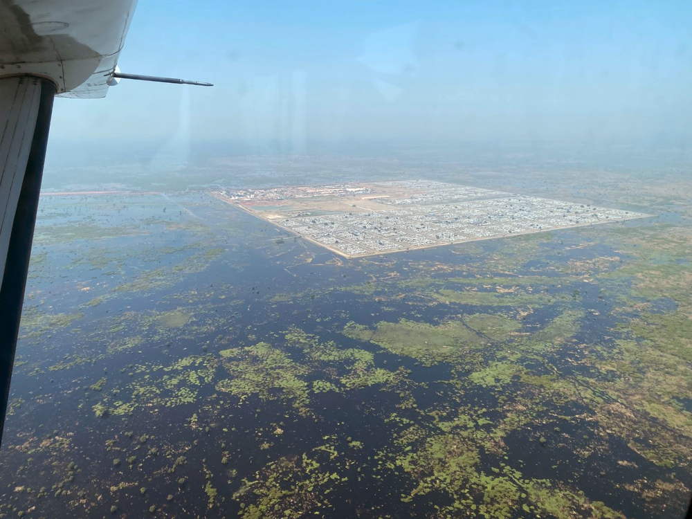 Luftaufnahme des vom Hochwasser umgebenen Lagers Bentiu