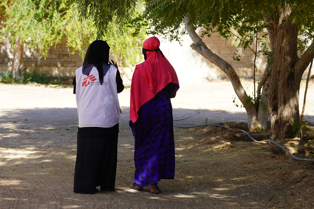 Eine Mitarbeiterin von Ärzte ohne Grenzen und eine Patientin in einem Camp im Jemen