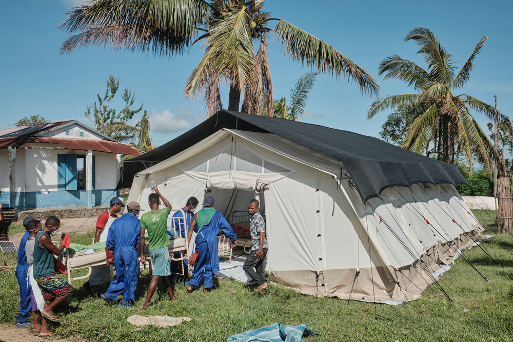 Patientinnen und Patienten werden in ein provisorisches Zelt gebracht