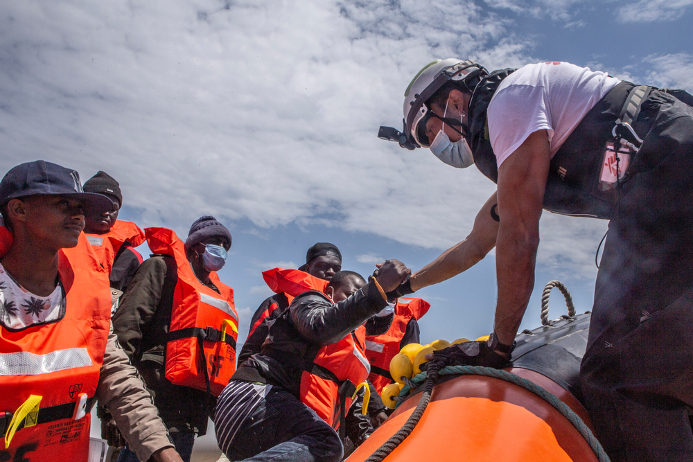 Ein Rettungseinsatz der Geo Barents auf dem Mittelmeer.