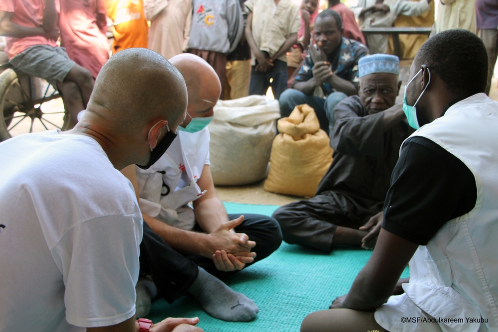 Ein Mitarbeiter von Ärzte ohne Grenzen spricht mit den Gemeindevorsteher der Gemeinde Maiduguri