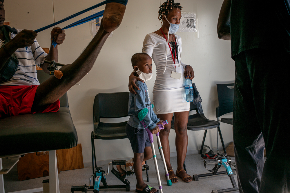Patient*innen bei der Phyisiotherapie in unserem Unfallkrankenhaus in Port-au-Prince