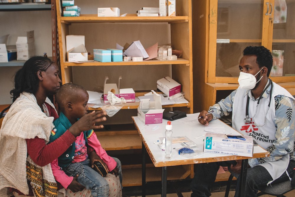 Patient*innen und Mitarbeiter im Gespräch.