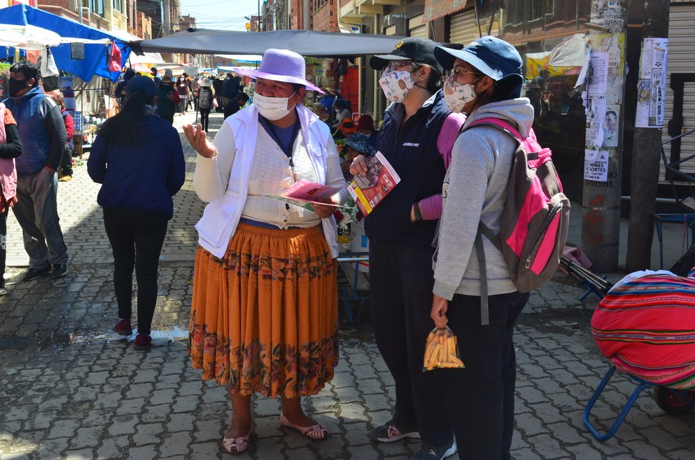 Gesundheitspromotor*innen klären auf einem Markt von El Alto über Verhütungsmethoden und Familienplanung auf