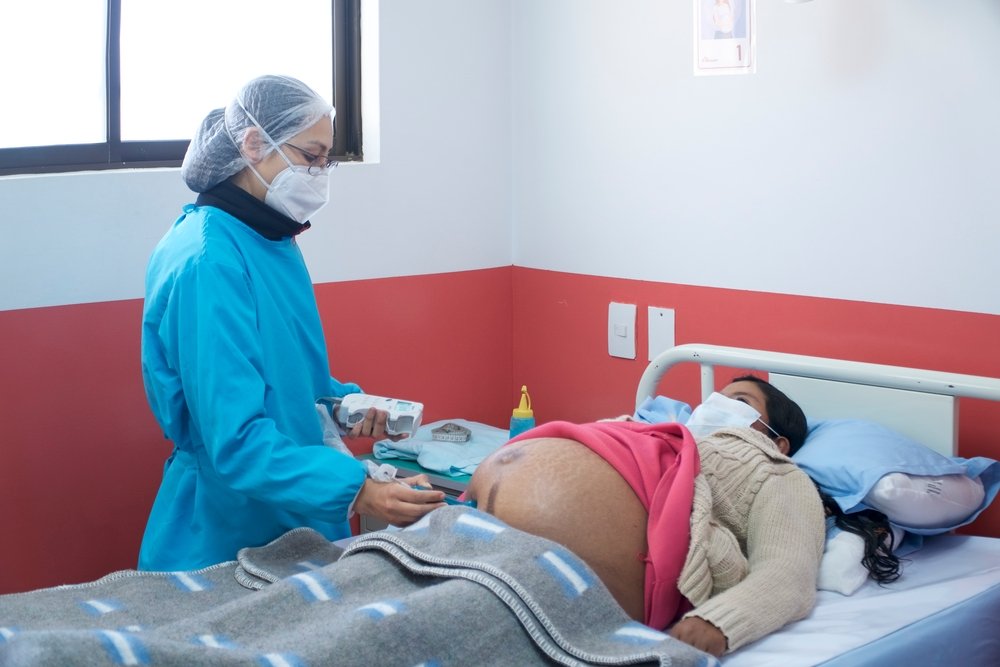 Eine Ärztin behandelt einer schwangere Patientin 