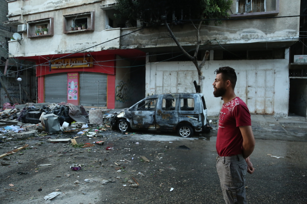 Ein Mann blickt auf die Trümmer in den Straßen Gazas nachdem die Stadt in der Nacht zuvor heftig bombardiert wurde