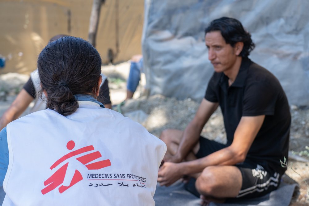 Stephen Cornish, General Director von Ärzte ohne Grenzen Schweiz, spricht mit Ali Al Ahmed, der seit 2019 im Vathy Camp lebt.