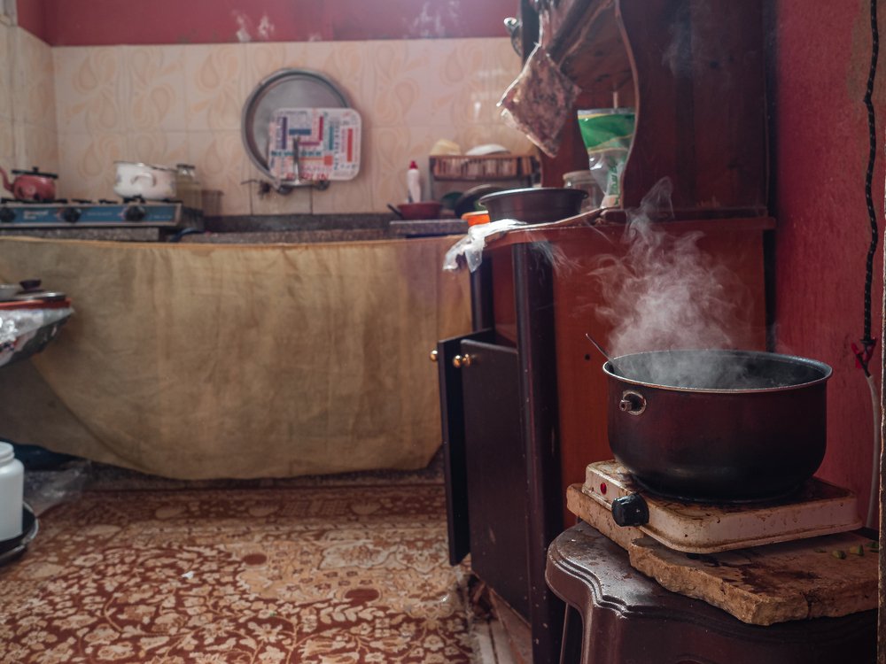 Ein Kochtopf aus dem Dampf aufsteigt in einem Zimmer