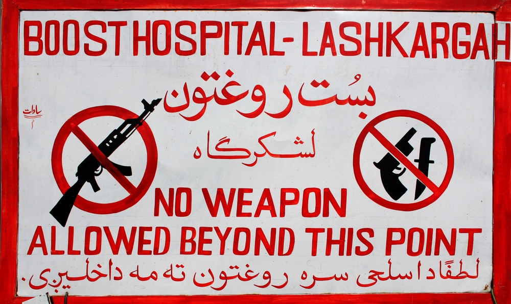Schild: keine Waffen erlaubt im Krankenhaus