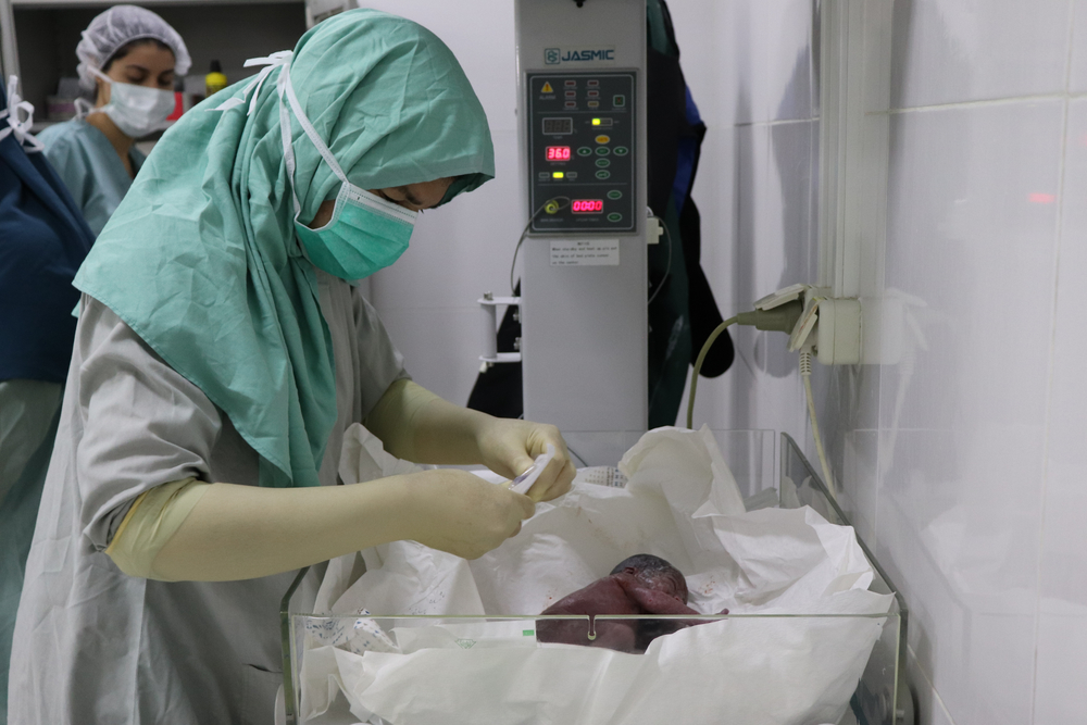 Eine Krankenpflegerin behandelt ein Neugeborenes im Boost Krankenhaus