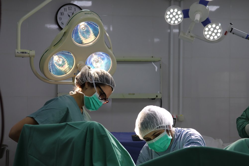 Zwei Gynäkologinnen operieren eine Frau im Boost Krankenhaus in Afghanistan