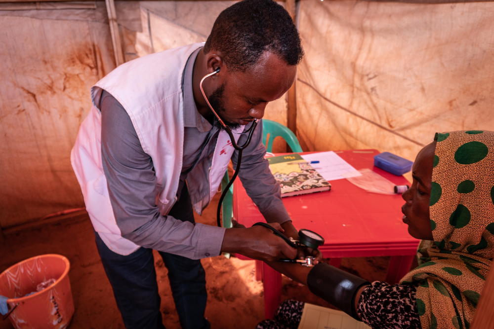 Mitarbeiter behandelt eine Patientin in mobiler Klinik in der Somali-Region 