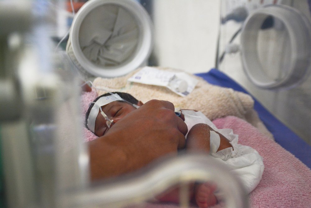 Ein Neugeborenes das zu früh geboren wurde und nun untersucht werden muss