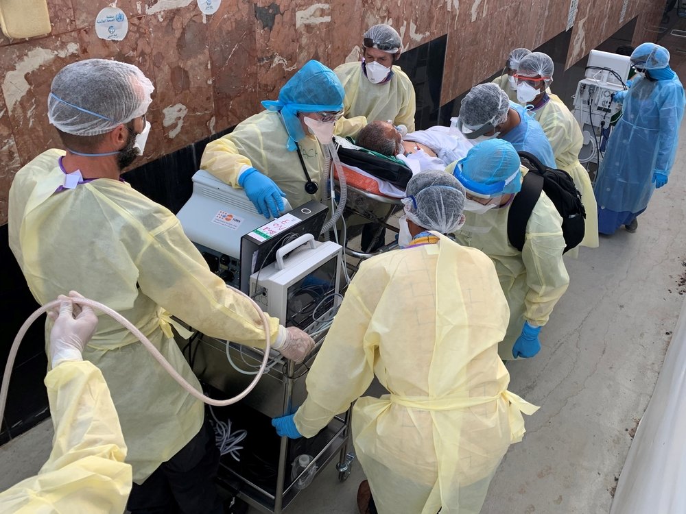 Medizinisches Personal bringt einen Patienten, der an Covid-19 erkrankt ist, ins Krankenhaus in Aden, Jemen
