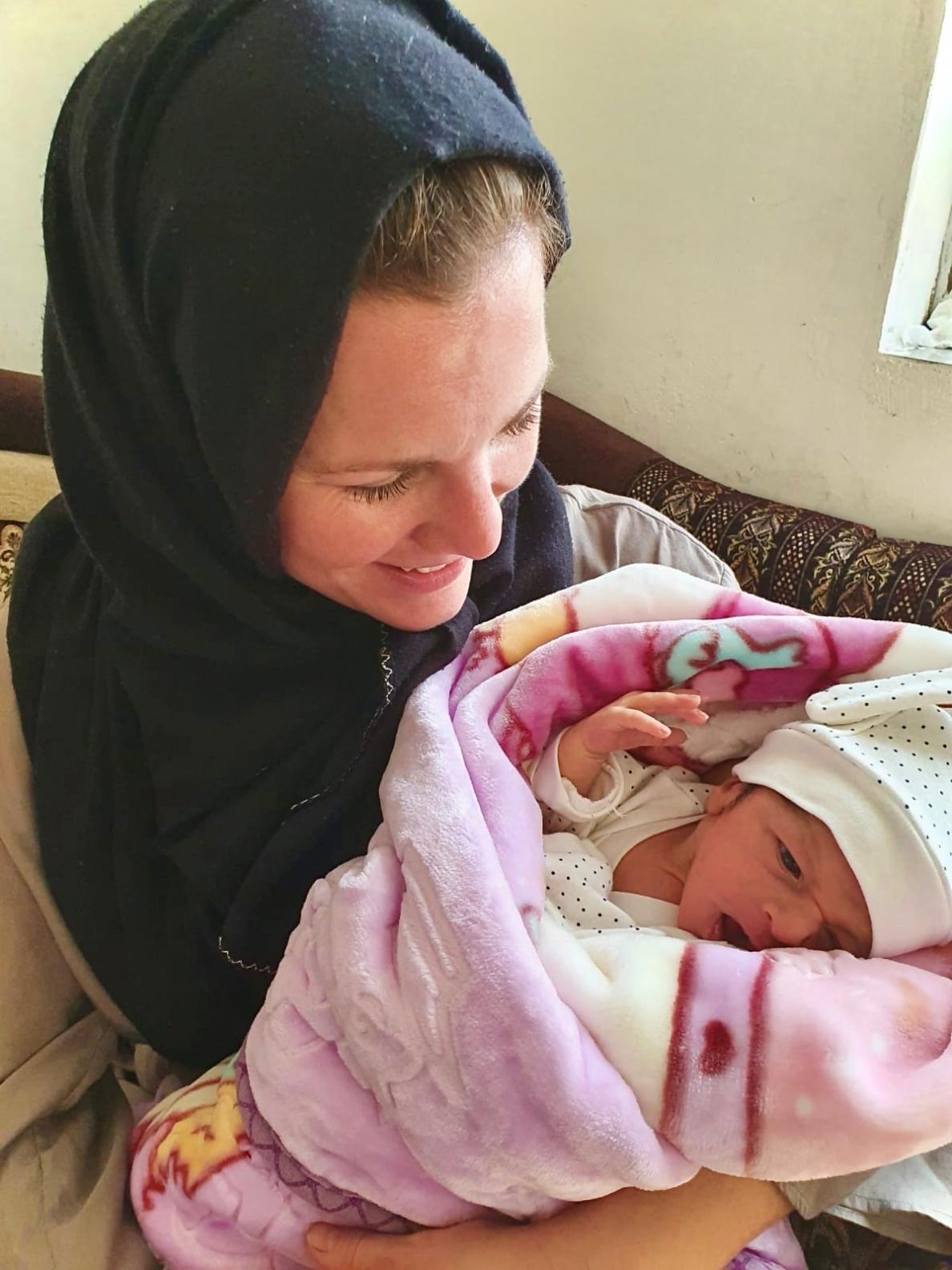 Ärztin Annette Werner mit Neugeborenem auf Kinderstation im Jemen