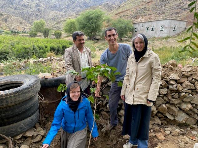 Khamer, Jeman: Annette pflanzte mit ihren Kolleg*innen einen Kaffeebaum