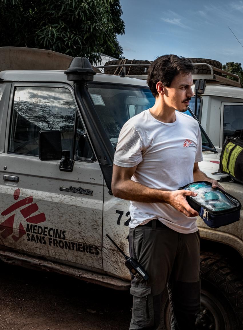 Erik steht vor einem Landcruiser von Ärzte ohne Grenzen