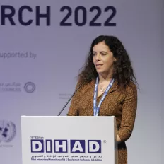 Foto von Nada Malou bei einer Rede