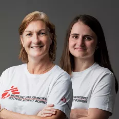 Portrait von Dr. Esther C. Casas und Claire Waterhouse