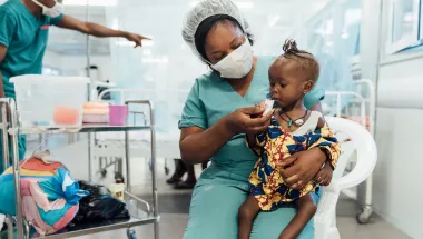 Unsere Krankenschwester versorgt das mangelernährte Mädchen in Sierra Leone