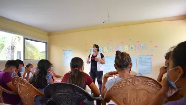 Psychopädagogische Gespräche und Gruppentherapien sind einige der Strategien, welche die Gemeindeteams in der Jugendarbeit anwenden.