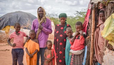Der 50-jährige Borow Ali Khamis steht mit seiner Familie vor deren Unterkunft im Camp Dagahaley. Er war Landwirt und Viehzüchter in Somalia, hat aber aufgrund der langen Dürre alles verloren.
