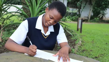 Südafrika: Schülerin macht sich Notizen zu Tuberkulose