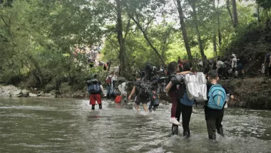 Geflüchtete durchqueren den Darién-Dschungel