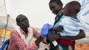Eine Krankenschwester testet ein Kind auf Malaria.