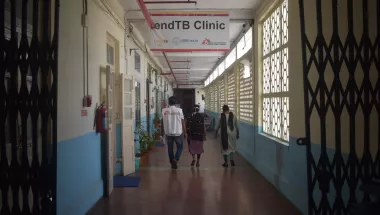 Patient*innen in Pune, Indien, nahmen an einer Studie zur Behandlung von MDR-TB teil.