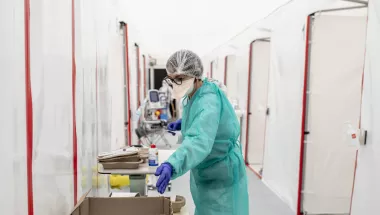 Eine Krankenschwester bereitet Covid-19 Tests vor