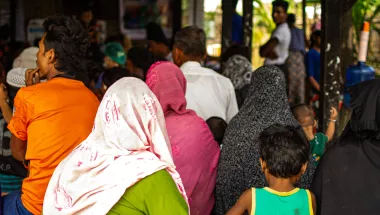 Eine Gruppe Rohingya wartet in Kyein Ni Pin, Myanmar vor einer mobilen Klinik
