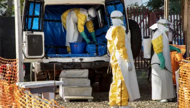 drei Mitarbeitende im Ebola-Transit-Zentrum