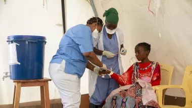 Pflegerinnen versorgen Patientin in Cholera-Behandlungszelt