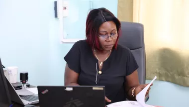 Manager*in Personal, Administration, Finanzen: Mitarbeiterin am Schreibtisch bei Arbeit