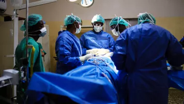 Chirurgen und OP-Pfleger*innen an OP-Tisch