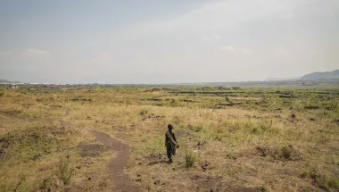 Einzelne Person steht in weiter Steppe