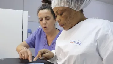 Mitarbeiterinnen benutzen die App Antibiogo 