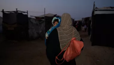 Yasmin, 28, trägt ihren sieben Monate alten Sohn Ibrahim ins Krankenhaus in Gaza.