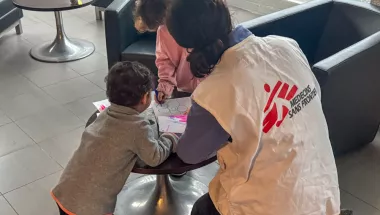 Kinderbetreuung in einer von Ärzte ohne Grenzen bereitgestellten Notunterkunft.