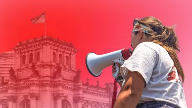 Hintergrund Reichstagsgebäude Vordergrund Frau mit Mikro