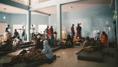 Etwa 20 Patient:innen warten in Behandlungszentrum