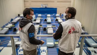 Notfallbetten in Turnhalle