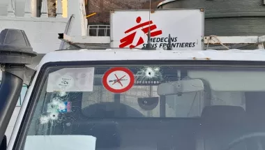 Zerschossene Windschutzscheibe eines Autos