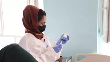 Afghanistan: Mitarbeitende zieht Injektion in Spritze auf