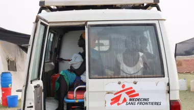 Mutter mit Kindern in einem unserer Krankenwagen.