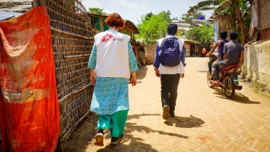 Zwei  unserer Mitarbeiter*innen in einem Rohingya-Geflüchtetetencamp. 