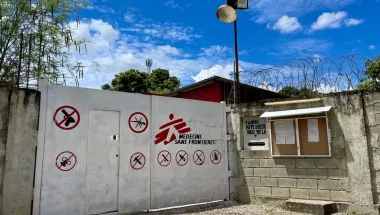 Krankenhauseingang in Port-au-Prince. 