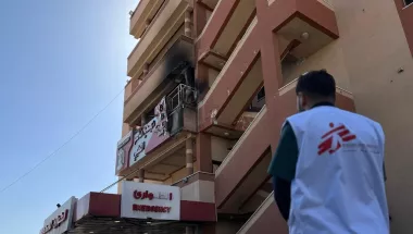 MSF-Mitarbeiter steht vor dem Nasser-Krankenhaus in Gaza